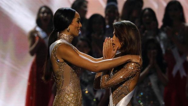 Kontestan asal Haiti (kiri) dan Perancis (kanan) saat pengumuman Miss Universe di Manila, Filipina, Senin (30/1)
