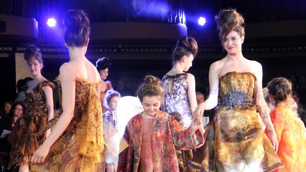 Seperti di musim sebelumnya, Franck Sorbier juga menciptakan gaun untuk anak-anak dan menampilkannya di atas runway.