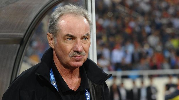 Bek Persib, Achmad Jufriyanto menilai kebijaksanaan Roberto Carlos Mario Gomez sama dengan mantan pelatih Timnas Indonesia, Alfred Riedl. (