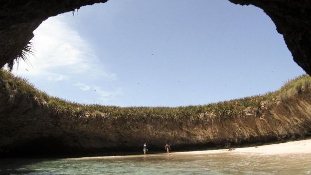 Pantai tersembunyi atau Playa del Amor di Islas Marietas, Meksiko.