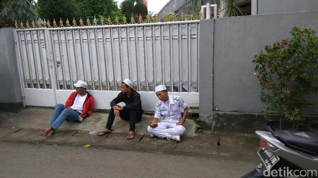 Massa LPI di rumah Firza Husein