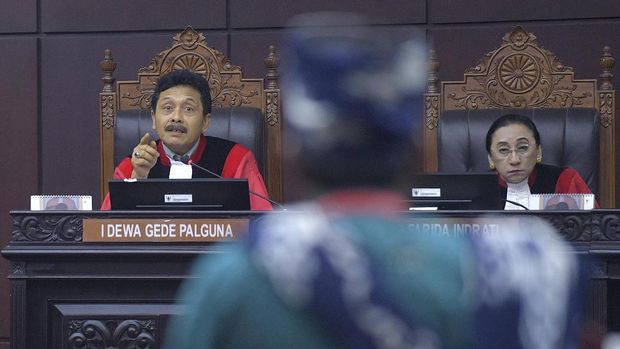 Hakim Konstitusi I Dewa Gede Palguna (kiri) dan Hakim Konstitusi Maria Farida Indrati (kanan) melontarkan pertanyaan kepada saksi warga penghayat kepercayaan Marapu dari Sumba Timur, Kalendi Nggalu Amah pada sidang lanjutan uji undang-undang di Mahkamah Konstitusi, Jakarta, Senin (23/1).