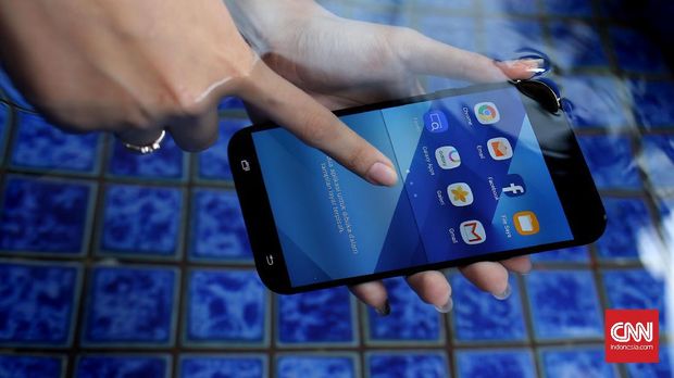 Evolusi Galaxy A7 (2017) Menjadi Ponsel Bertenaga Besar