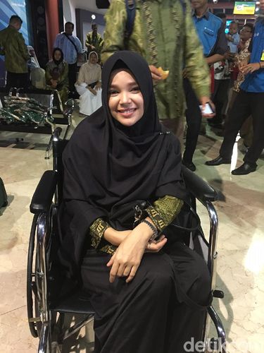 Dewi Sandra Cerita Soal Ustad yang Bikin Dia Mantab Berhijab