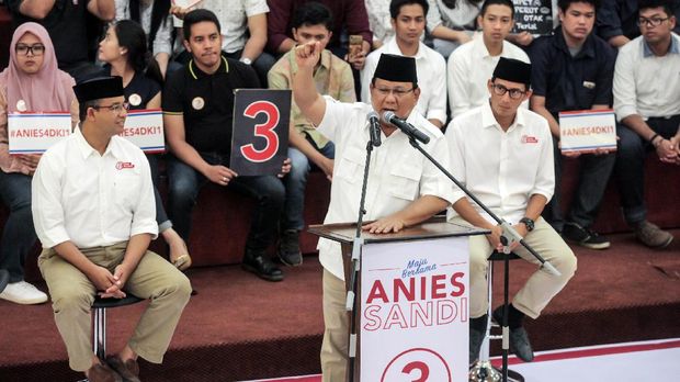 Prabowo Subianto didampingi Anies Baswedan dan Sandiaga Uno menyampikan orasi politik saat kampanye bertajuk Rabu Bersama Prabowo dan Anies-Sandi, Rabu (1/2). (ANTARA FOTO/Muhammad Adimaja)