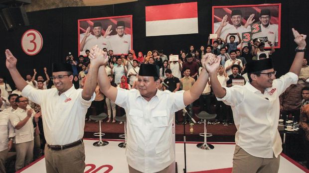 Ketua Umum Partai Gerindra Prabowo Subianto (tengah) mengangkat tangan pasangan Anies-Sandi.