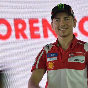 Valentino Rossi Pilih Jorge Lorenzo dalam Permainan Video