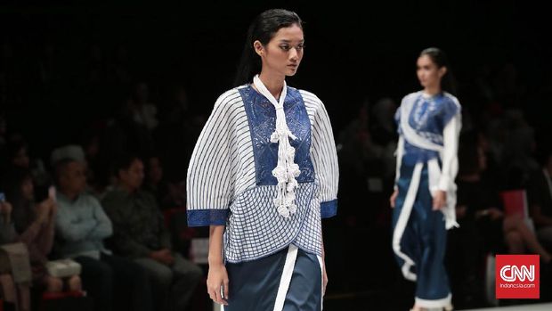 Motif krancang yang digunakan Rike Mulle dikombinasikan dengan pola geometris.
