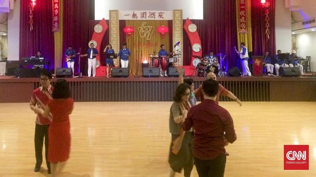 Aula utama restoran Eka Ria kerap jadi lantai dansa. 