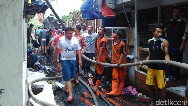 Kebakaran di Pinggir Rel Gunung Sahari Tak Ganggu KRL