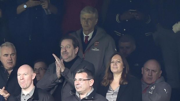 Arsene Wenger hanya bisa menyaksikan permainan timnya dari tribune stadion karena menjalani hukuman. 