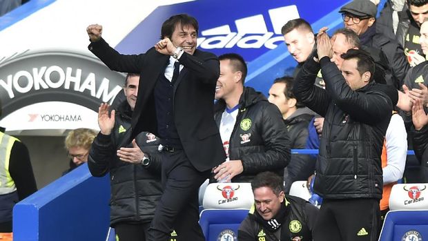 Angelo Alessio (kanan) sempat terkena hardikan Conte.