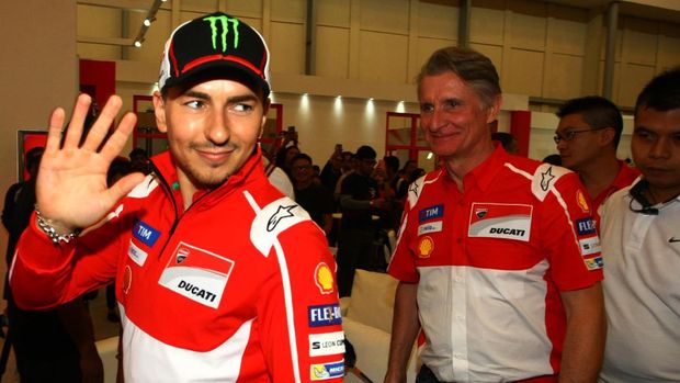 Jorge Lorenzo dan Paolo Ciabatti ketika berkunjung ke Jakarta.