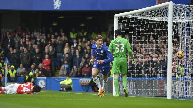 Hector Bellerin terkapar di lapangan ketika Marcos Alonso merayakan gol.