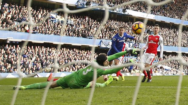Eden Hazard membobol gawang Arsenal lewat gol indah.