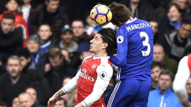 Hector Bellerin (kiri) tersikut Marcos Alonso saat duel udara berebut bola. (Reuters / Hannah McKay)