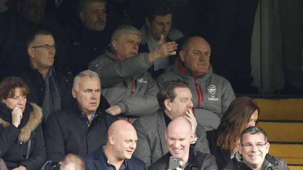 Arsene Wenger hanya bisa menyaksikan anak asuhnya berlaga dari tribune karena sanksi FA.