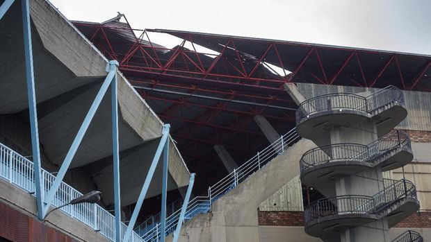 Atap stadion Balaidos rusak karena badai sehingga lawan Celta Vigo vs Real Madrid pun ditunda. 