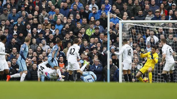 Gabriel Jesus membobol gawang Swansea City.