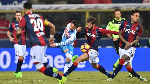 Dries Mertens bermain apik dengan menciptakan hattrick ke gawang Bologna.