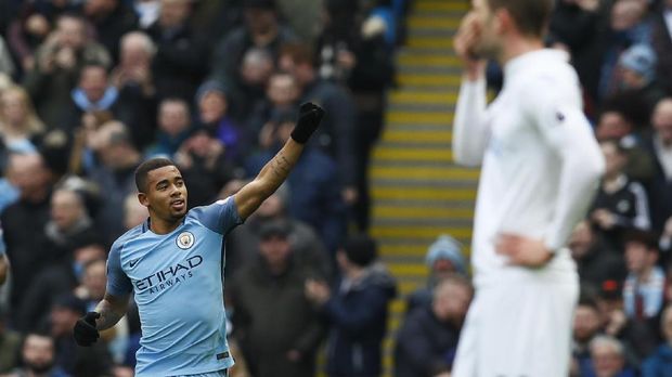 Gabriel Jesus membuat Sergio Aguero menjadi cadangan saat lawan Swansea City.