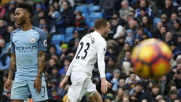 Gol Gylfi Sigurdsson hampir membuat Manchester City gagal meraih kemenangan atas Swansea.