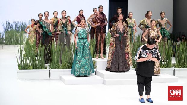 Defrico Audy mempersembahkan koleksi terbarunya di Indonesia fashion Week 2017, yang diselenggarakan di Jakarta Convention Center. Jakarta. Minggu, 5 Februari 2017. (CNN Indonesia/ Andry Novelino)