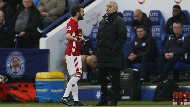 Jose Mourinho mengubah formasi MU dari 4-4-2 menjadi 4-2-3-1.