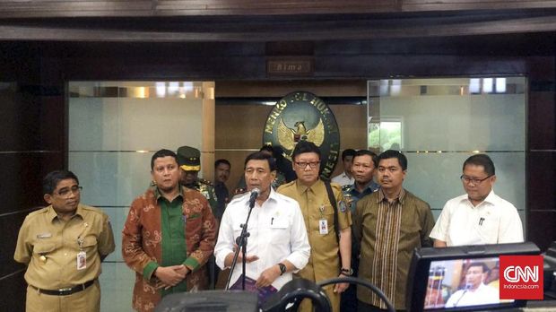 Wiranto usai rapat dengan sejumlah pejabat untuk membahas proses pengamanan Pilkada.