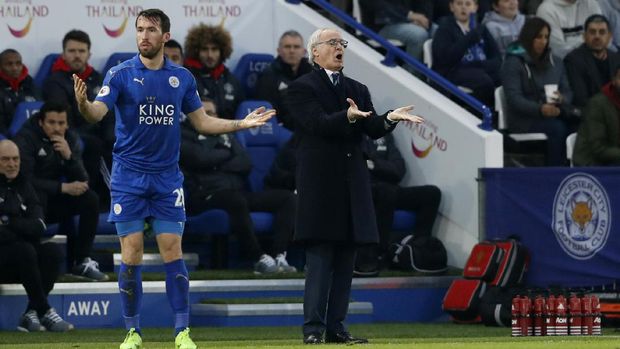 Claudio Ranieri (kanan) meradang menyaksikan timnya kalah 0-3 dari Manchester United. (Reuters / Carl Recine)