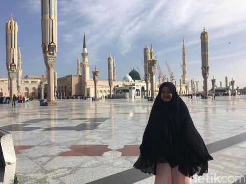 Kisah Haru Hijabers yang Ikut Dewi Sandra Umrah