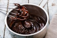 Lelehkan cokelat untuk campuran adonan brownies pisang.