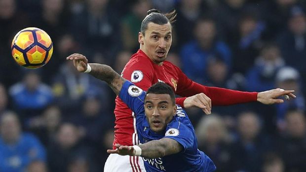 Zlatan Ibrahimovic tercatat sebagai pemain tertua yang mencetak 15 gol di Liga Primer Inggris dalam satu musim.