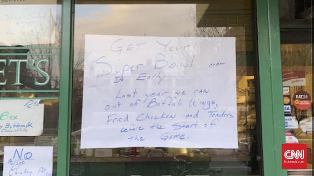 Salah satu makanan yang sering dipesan penggemar saat Super Bowl adalah ayam goreng.