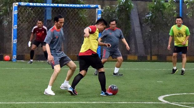 Gaya Jokowi Main Futsal Bareng Menteri dan Wartawan