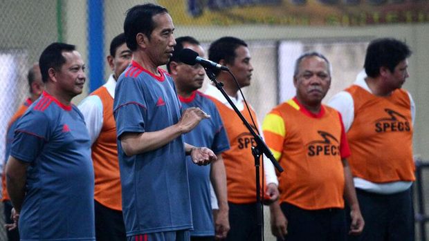 Gaya Jokowi Main Futsal Bareng Menteri dan Wartawan