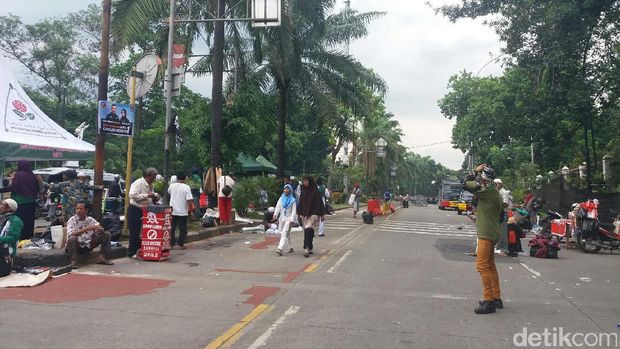 Massa Membubarkan Diri, Lalin Depan Kementan Dibuka Kembali