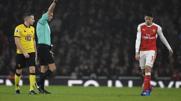 Andre Marriner saat memimpin laga Arsenal. (Reuters / Tony O'Brien)
