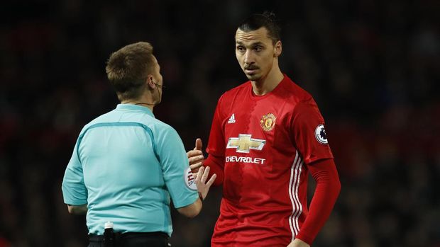 Zlatan Ibrahimovic saat berdebat dengan wasit saat membela MU menghadapi Hull City. (Reuters / Phil Noble)