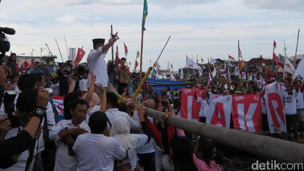 Anies Baswedan naik kapal di parade nelayan tolak reklamasi / 