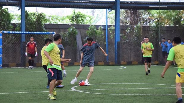 Gaya Jokowi Main Futsal Bareng Menteri dan Wartawan