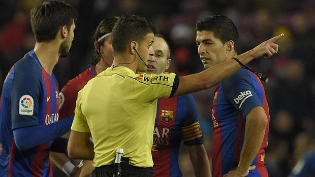 Luis Suarez tak langsung menuju ruang ganti pemain usai diusir wasit Jesus Gil.