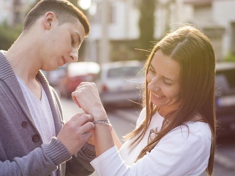 Arti di Balik Membelikan Pasangan Cincin, Kalung dan Gelang