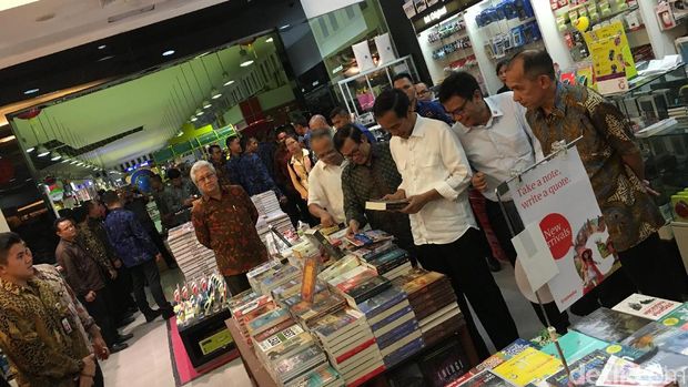 Nikmati Ambon Ala Jokowi: Salat Jemaah, Makan Bakso dan Beli Buku