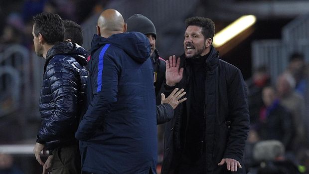 Diego Simeone (kanan) beberapa kali mendepatkan keputusan wasit dengan ofisial pertandingan di pinggir lapangan.