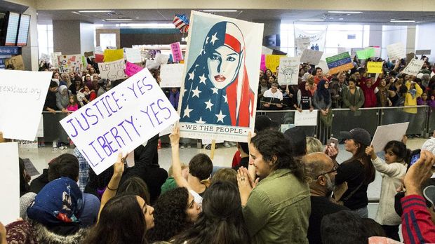 Larangan imigrasi Trump sempat memicu protes besar awal tahun ini.