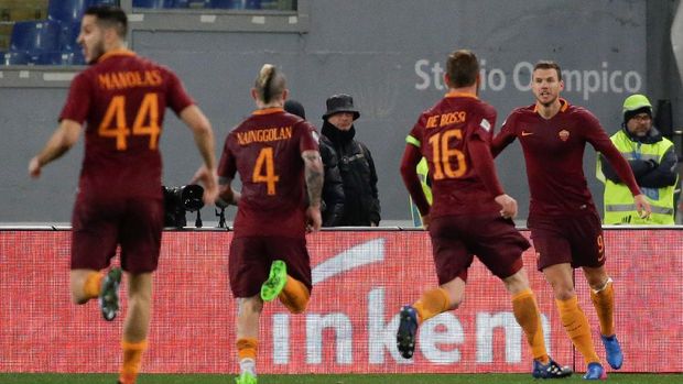 Edin Dzeko (kanan) mencetak dua gol dan membuatnya mengoleksi 17 gol di Serie A sejauh ini.