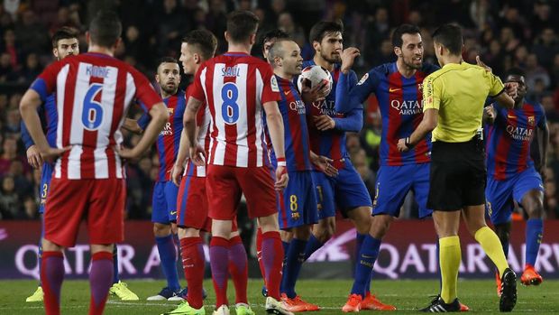 Para pemain Barcelona memprotes keputusan wasit Jesus Gil.