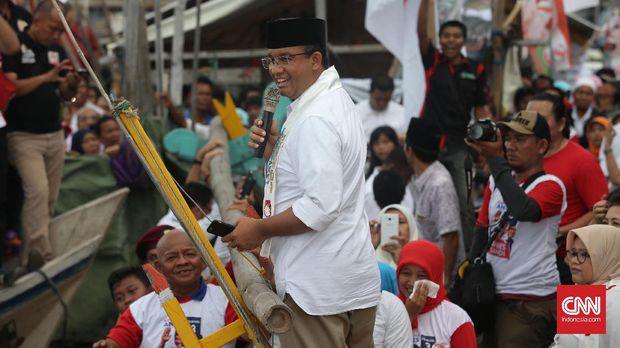 Anies saat kampanye di kampung nelayan Cilincing, Jakarta Utara, di Pilkada DKI 2017 lalu, mengangkat itu tolak reklamasi Teluk Jakarta. (CNN Indonesia/Safir Makki)