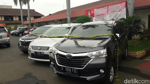 4 unit mobil disita polisi dari tersangka sebagai barang bukti